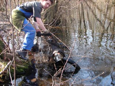 Sogar ein Motorrad wurde von Lars aus der Briese gezogen