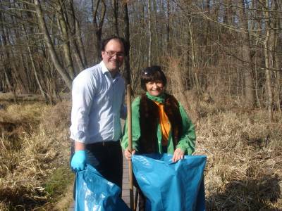 Zusammen mit CDU-Chef Roger Pautz beteiligte sich auch Städtepartnerschaftsvorsitzende Roselyne Dirk am Brieseputz