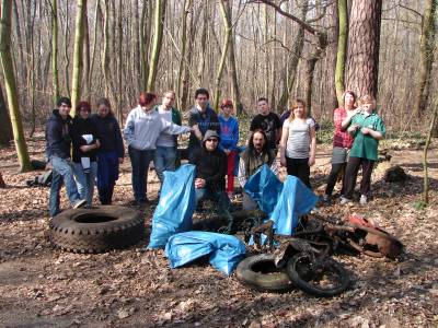 Das Team vom Jugendclub vor ihren eingesammelten "Trophäen"