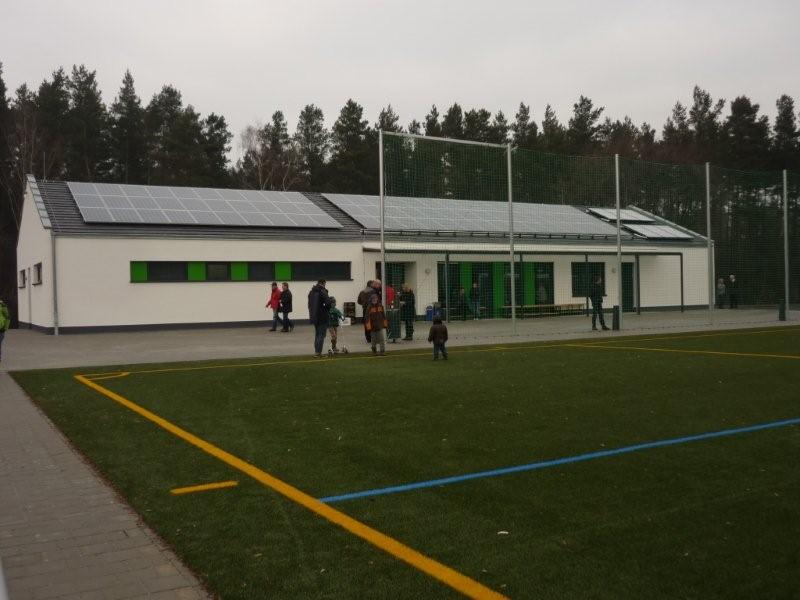Energiewende made in Birkenwerder: Multifunktionsgebäude mit Solardach am neuen Sportplatz
