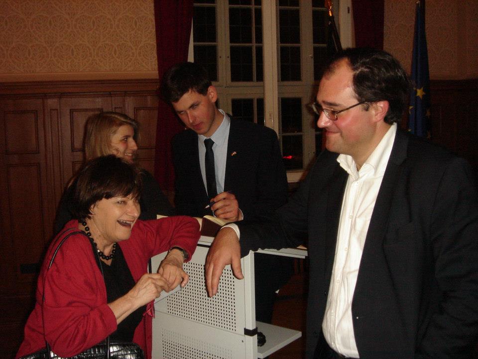 CDU-Chef Roger Pautz zusammen mit Robin Miska und Roselyne Dirk vom Partnerschaftskomitee Villetaneuse-Birkenwerder bei den Festlichkeiten zu 50 Jahren Èlysée-Vertrag im Rathaussaal