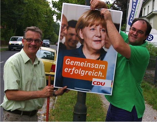 Fleißig beim Plakatieren: Bundestagskandidat Uwe Feiler und CDU-Ortsvorsitzender Roger Pautz