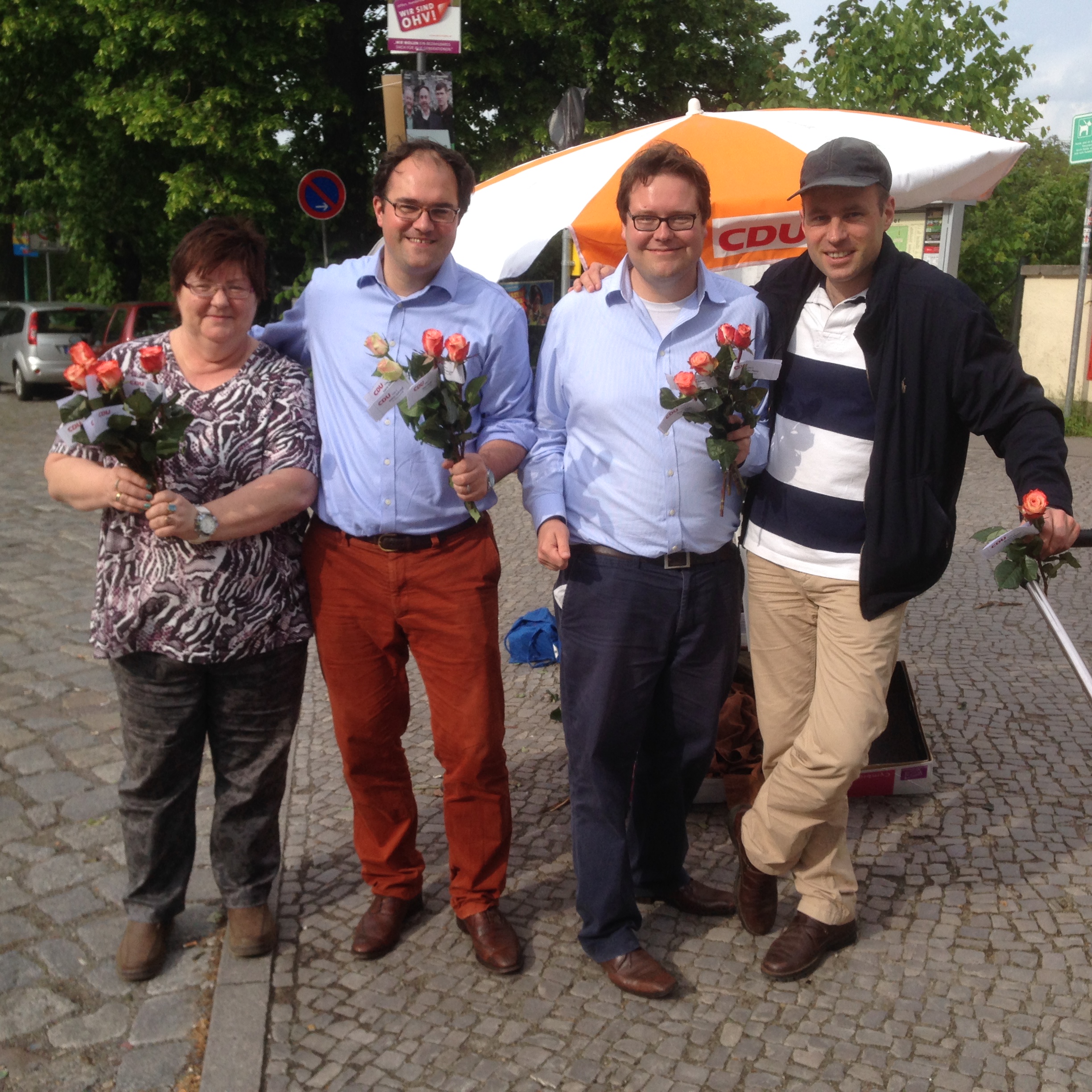 Die CDU-Kandidaten Wenni Weiß, Roger Pautz und Thomas Steins verschenken Rosen zusammen mit Dr. Martin Heipertz, Berater von Jean-Claude Juncker