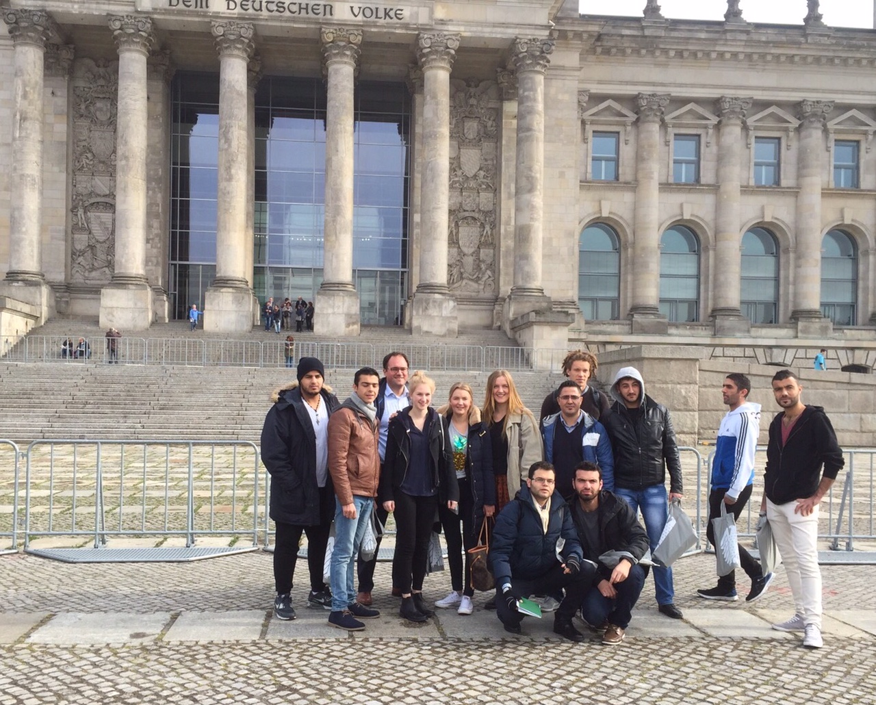 Roger Pautz, Lilli Trebs und syrische Flüchtlinge aus Birkenwerder vor dem Deutschen Bundestag 