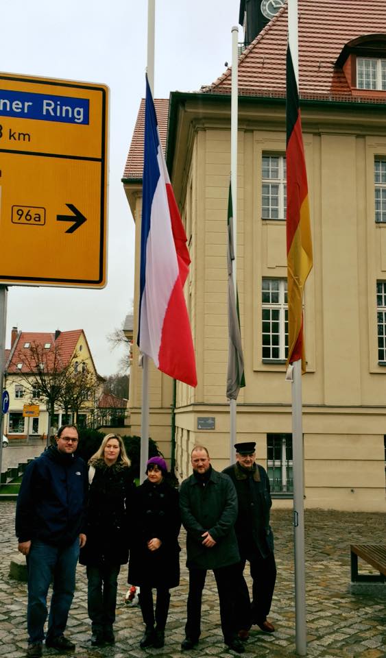 Solidarität mit Frankreich: Flaggen auf Halbmast am Rathaus Birkenwerder